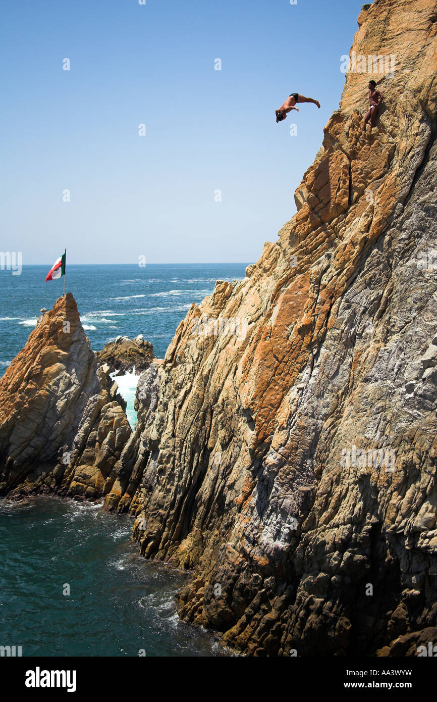 Klippenspringer, ein Clavadista Tauchen vor den Klippen von La Quebrada, Acapulco, Bundesstaat Guerrero, Mexiko Stockfoto