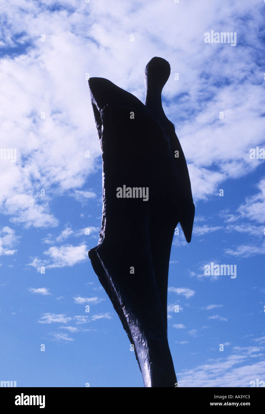 Skulptur von Henry Moore im Greenwich Park London England vor blauem Himmel mit Wolken whispy Stockfoto