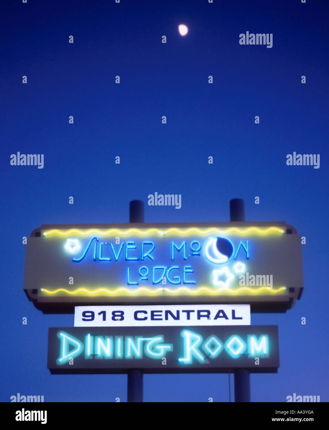 Silver Moon Lodge-Zeichen in der Nacht in Albuquerque, New Mexico Stockfoto