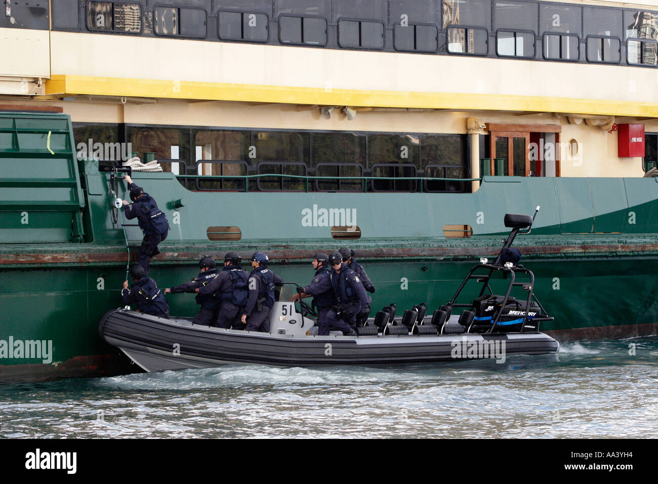 Counter Terror Polizei an Bord eine Fähre im Hafen von Sydney während einer Anti-Terror Übung Stockfoto