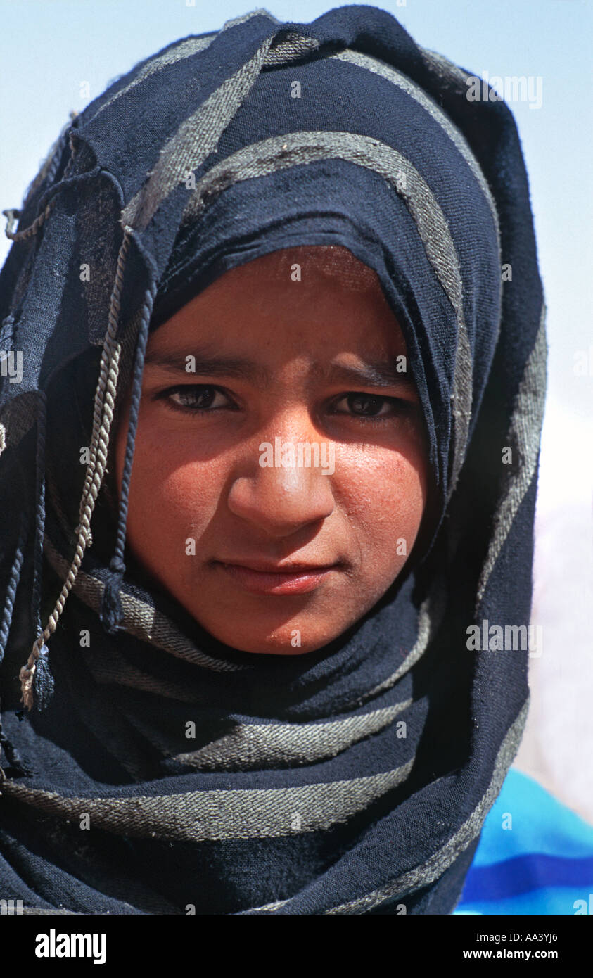 Porträt von einem Beduinenmädchen Kopftuch ein indigo blau gewebt Sinai  Ägypten Nahost Stockfotografie - Alamy