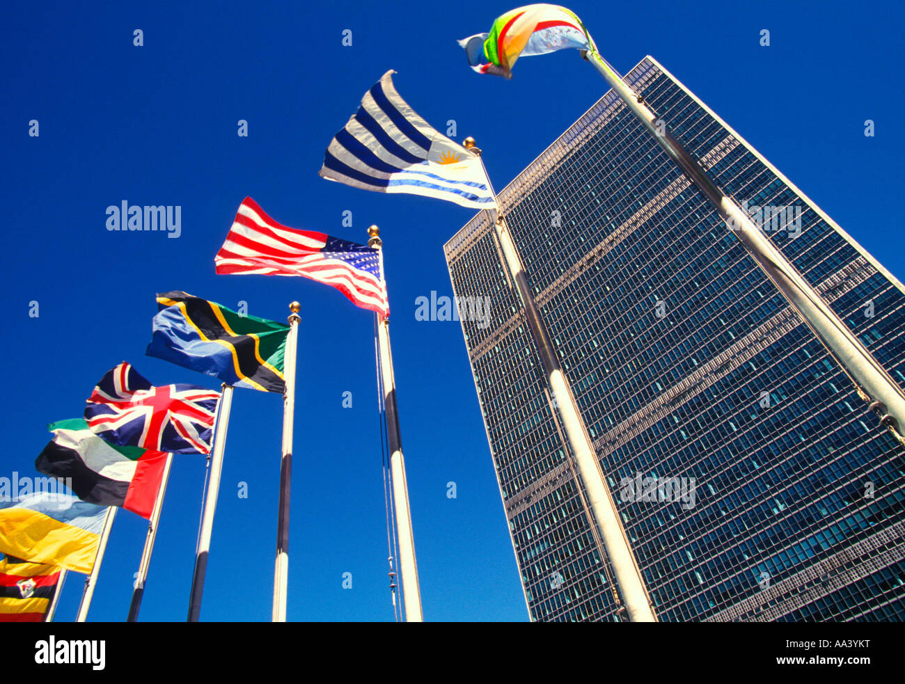 Gebäude des Sekretariats der Vereinten Nationen am UN-Hauptquartier in New York City. Internationale Flaggen fliegen. Internationales Wahrzeichen. Außen, Tag, blauer Himmel. Stockfoto