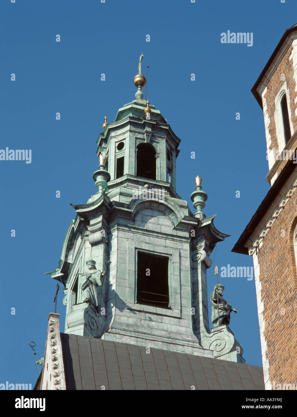 Detail von Kupfer plattierte Oberteil Abschnitt des sigismund Tower, Kathedrale, wavel wavel Royal Hill, Krakow, malopolska, Polen. Stockfoto Detail von Kupfer plattierte Oberteil Abschnitt des sigismund Tower, Kathedrale, wavel wavel Royal Hill, Krakow, malopolska, Polen. Stockfoto