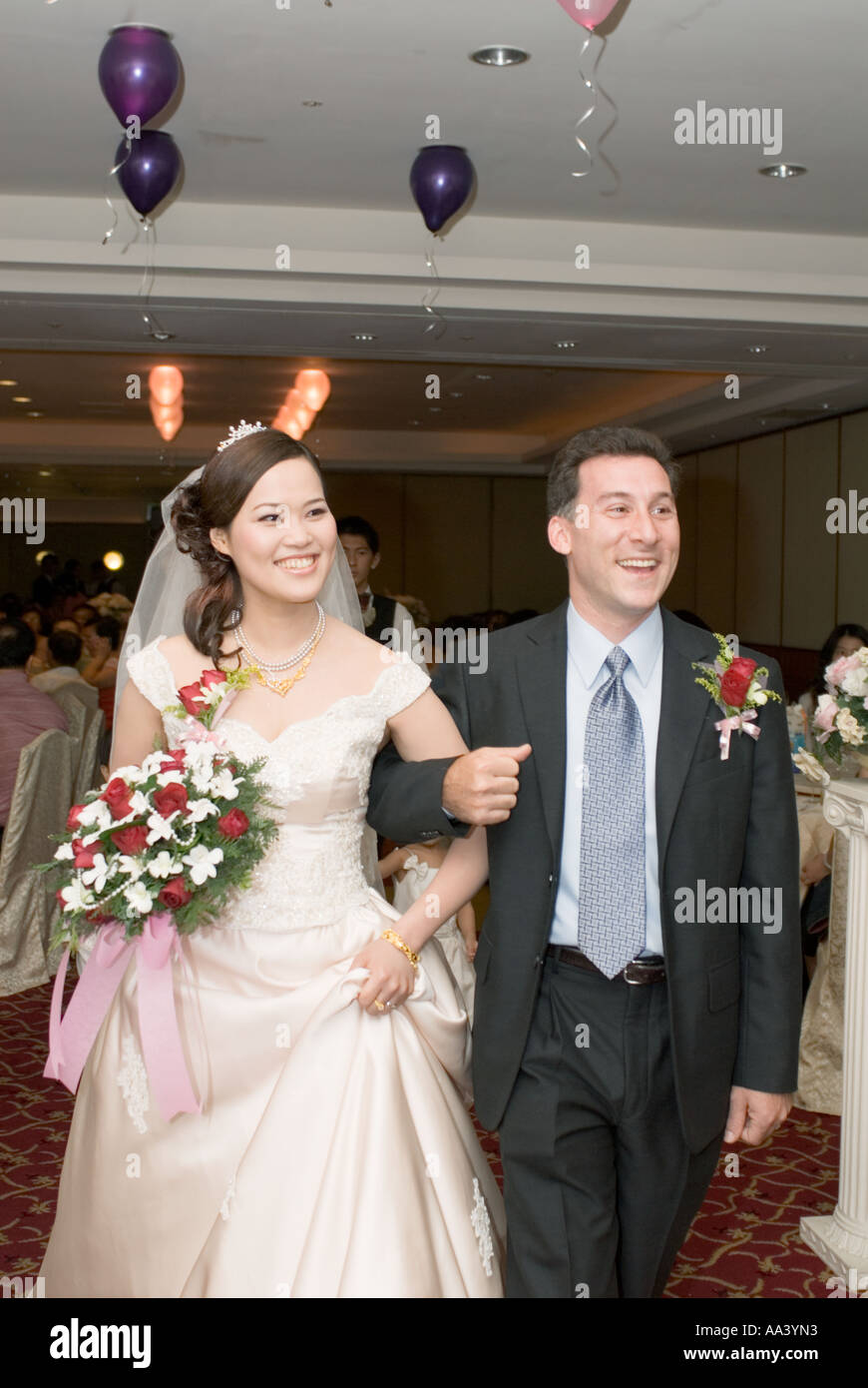 Brautpaar kaukasischen Amerikaner Bräutigam mit asiatische chinesische Braut-Taiwan-China Stockfoto