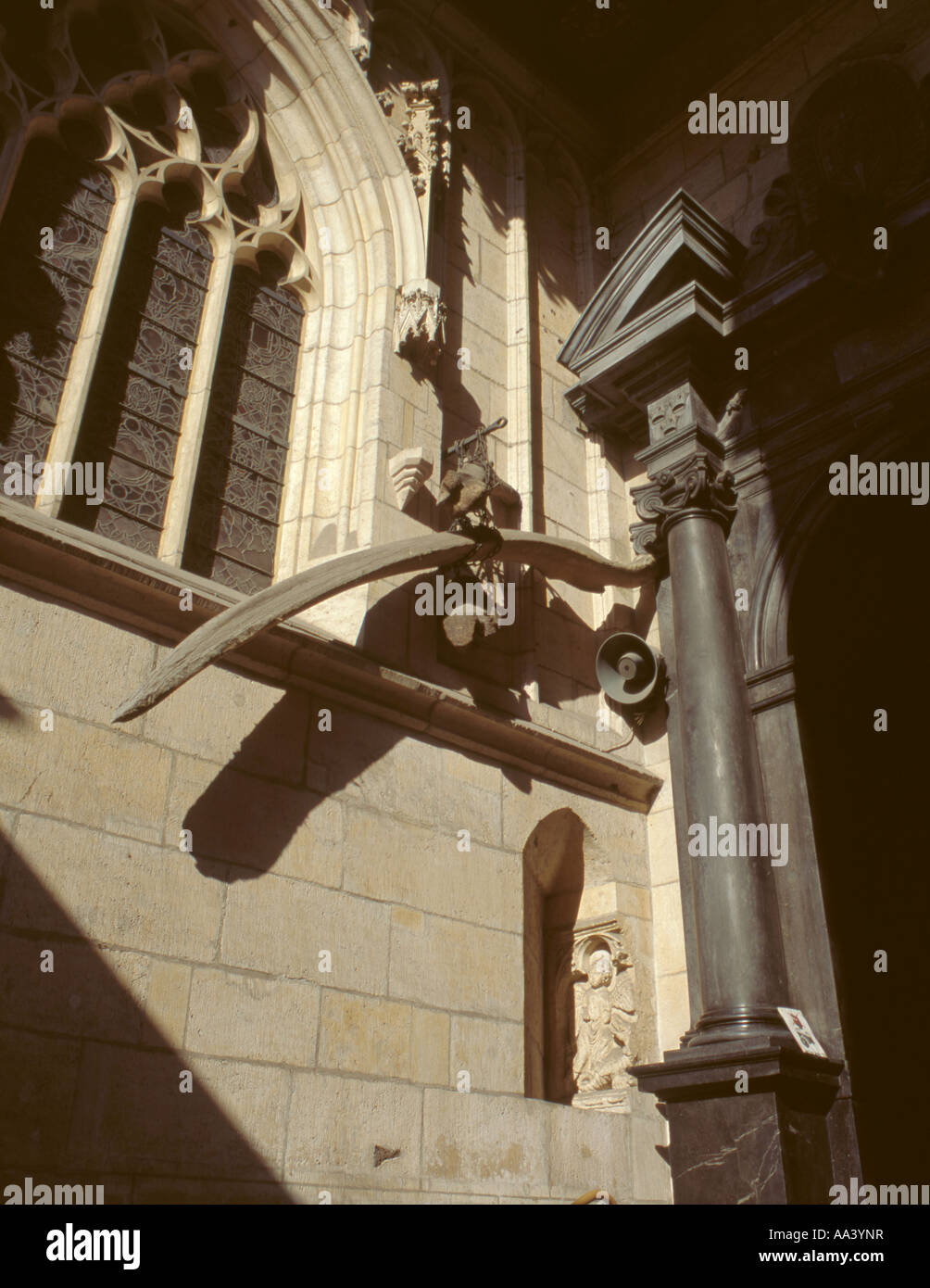 Prähistorischen Tierknochen durch den Eingang Royal Kathedrale zu wavel wavel, Hill, Krakow, malopolska, Polen. Stockfoto Prähistorischen Tierknochen durch den Eingang Royal Kathedrale zu wavel wavel, Hill, Krakow, malopolska, Polen. Stockfoto
