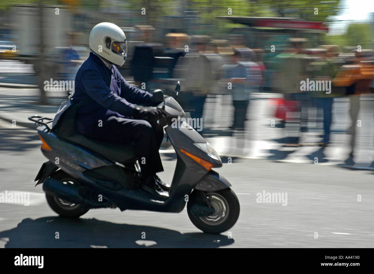 Motorradfahrer in Verkehr, Roller, Steet Szene, Barcelona, Katalonien, Spanien Stockfoto