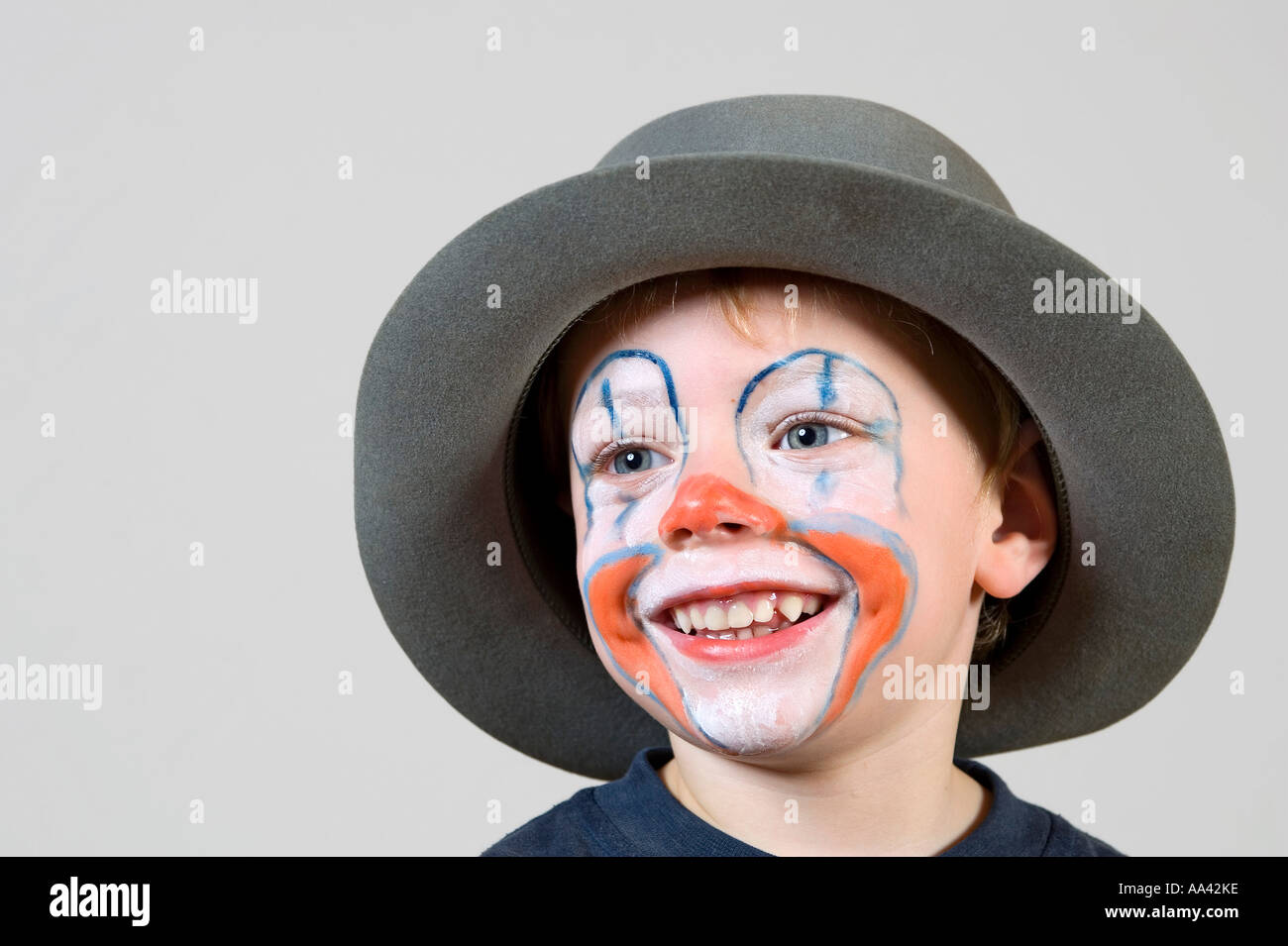 Clown schminken -Fotos und -Bildmaterial in hoher Auflösung – Alamy