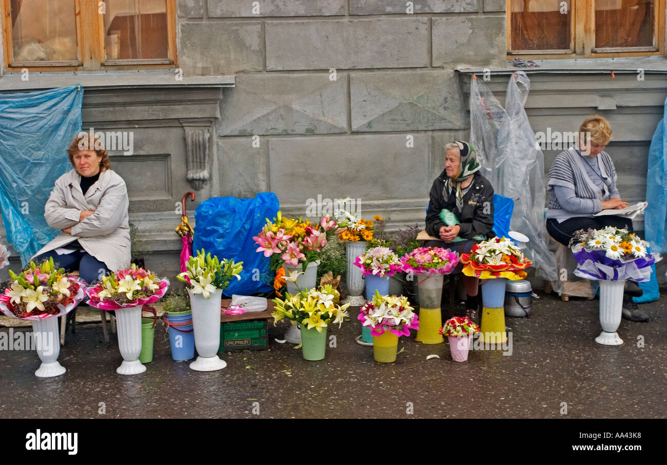 Frauen am Straßenrand verkaufen Blumen, Omsk an den Flüssen Irtysch und Omka, Omsk, Sibirien, Russland, GUS, Europa, Stockfoto