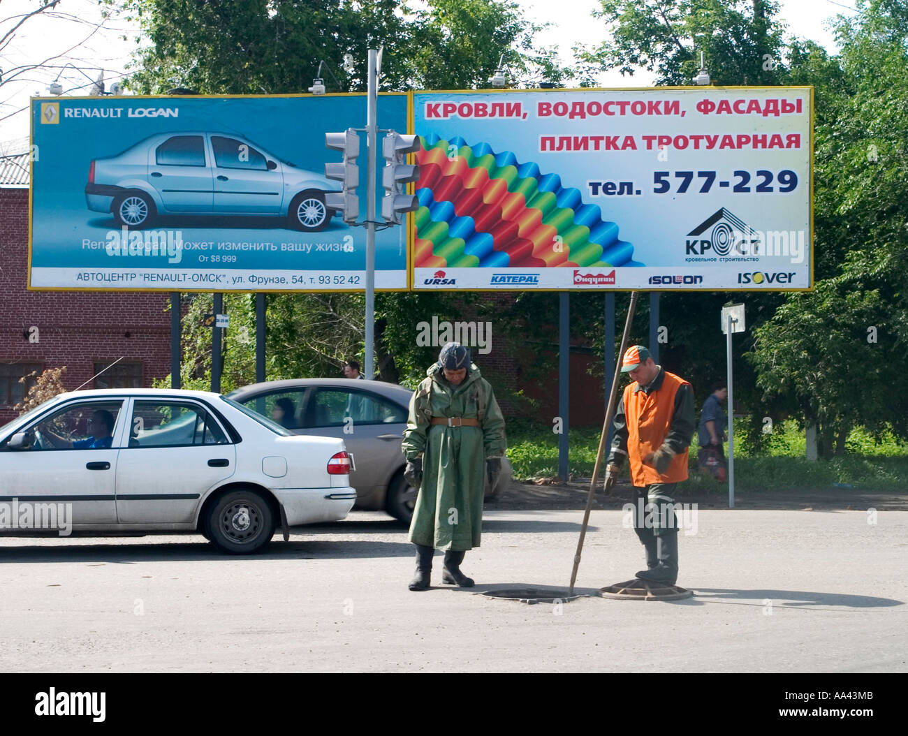 Straße Arbeiter am Straßenrand Kanal, Omsk an den Flüssen Irtysch und Omka, Omsk, Sibirien, Russland, GUS, Europa zu öffnen, Stockfoto