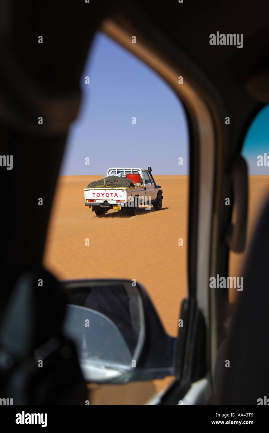 Blick aus dem Fenster eines Fahrzeugs zu einem pickup Toyota Jeep Ubari Sandmeer Libyen Stockfoto