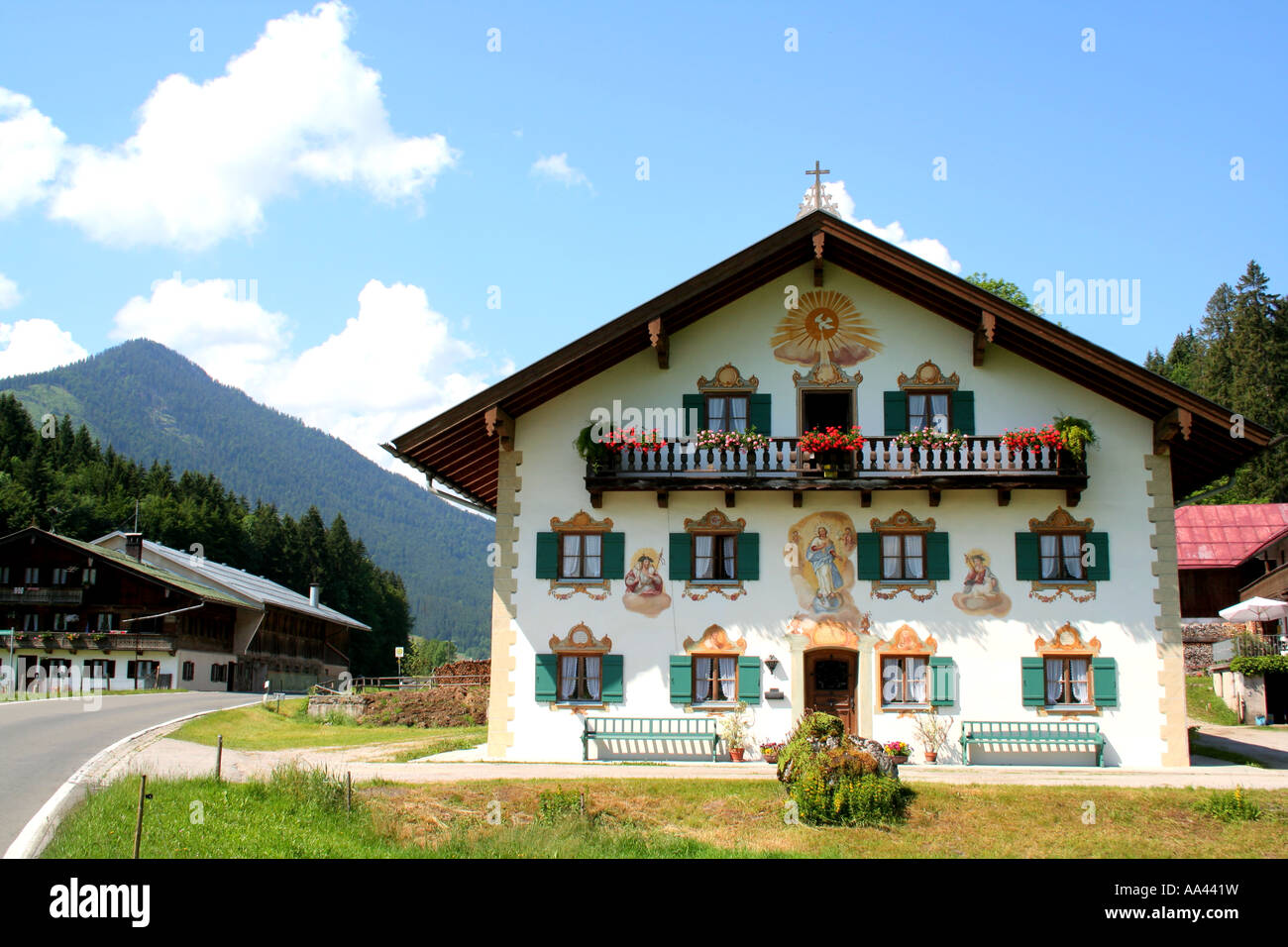 Traditionellen bayerischen Bauernhaus mit bemalten Fassade Jachenau Bayern Deutschland Europa Stockfoto