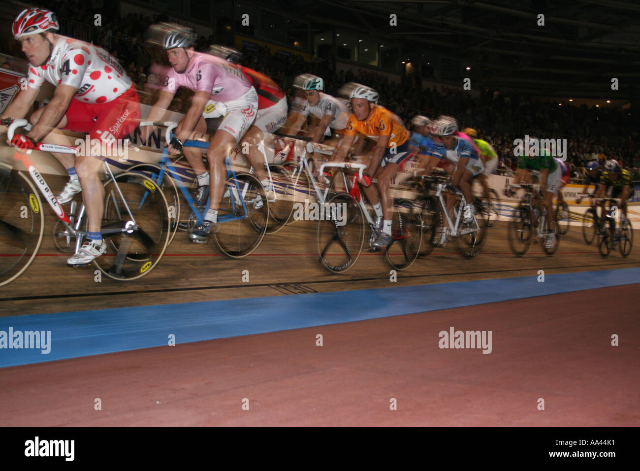 Ein Bündel von Radfahrern an der Berliner sechs - Tage - Cup Stockfoto