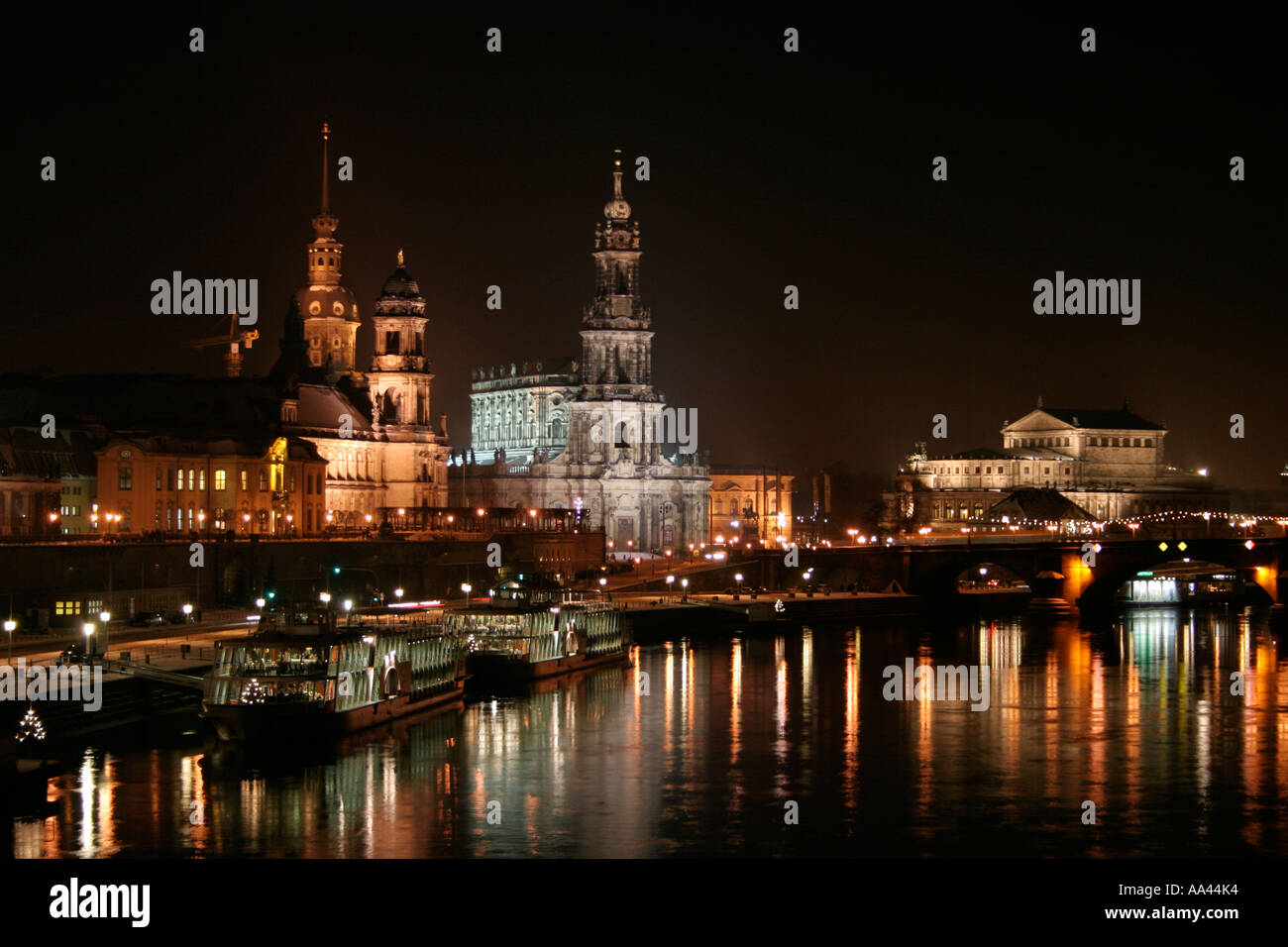 Blick auf die Altstadt von Dresden bei Nacht Stockfoto