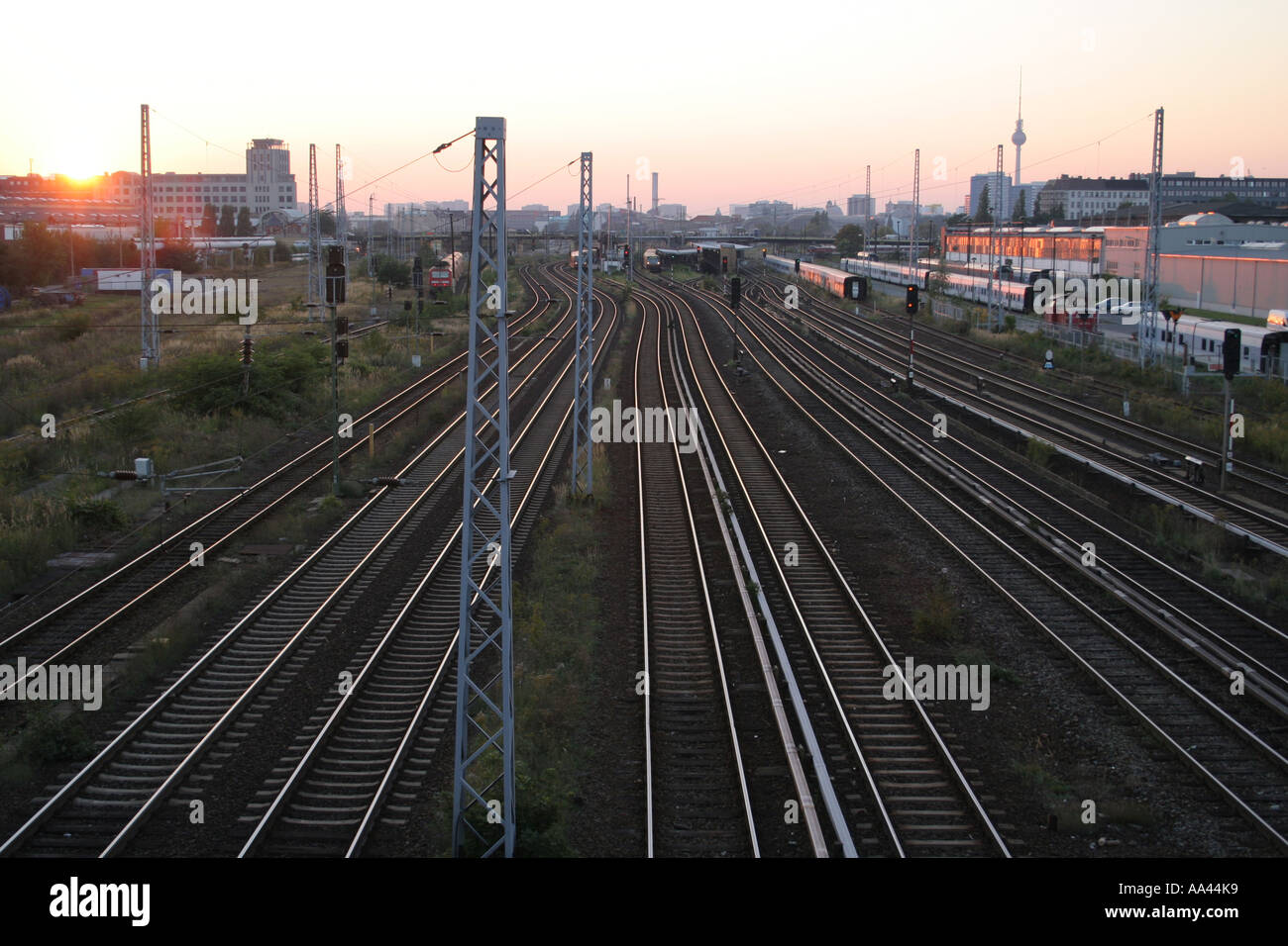 Blick von der modersohnbridge zum S-Bahnhof Warschauer Strasse in Berlin Friedrichshain Stockfoto