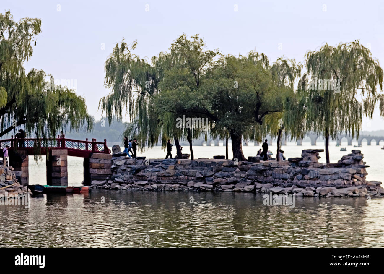 CHINA-Peking-Touristen genießen künstliche Insel mit Weiden Stockfoto