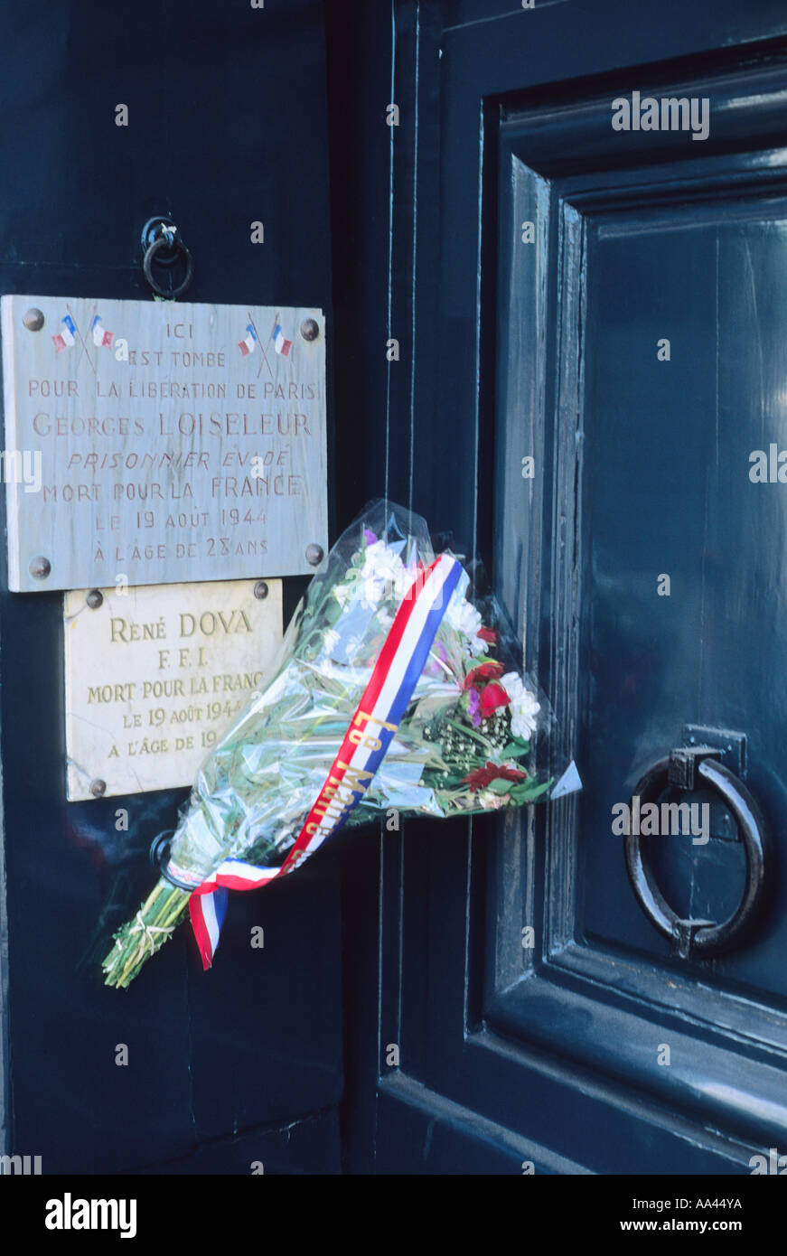 Französischer Widerstand im Zweiten Weltkrieg Paris Hommage an die gefallenen Partisanen im Zweiten Weltkrieg. Erinnerung Besetzung 2. Weltkrieg. Blumen und Plaque. Frankreich Stockfoto