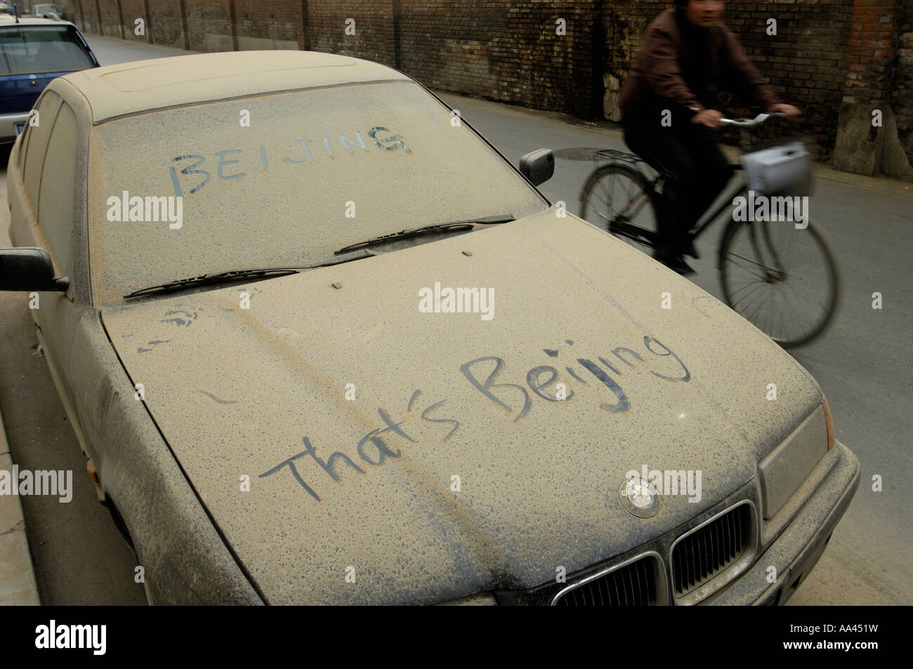 Ein Auto, das übrig blieb, in Staub nach der schlimmsten Sandsturm in fünf Jahren in Peking beschichtet.  18. April 2006 Stockfoto