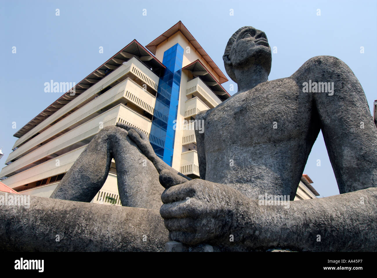 Statue des Bildhauers Sumedh Rajendran außerhalb des Gebäudes Bhavani im Technopark, Trivandrun, Kerala, Indien Stockfoto