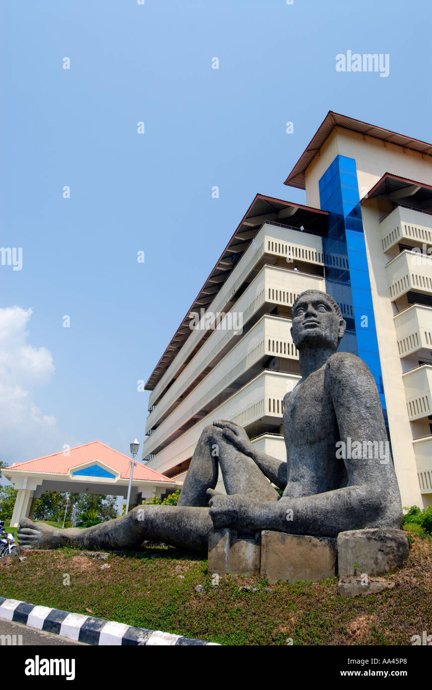 Statue des Bildhauers Sumedh Rajendran außerhalb des Gebäudes Bhavani im Technopark, Trivandrun, Kerala, Indien Stockfoto