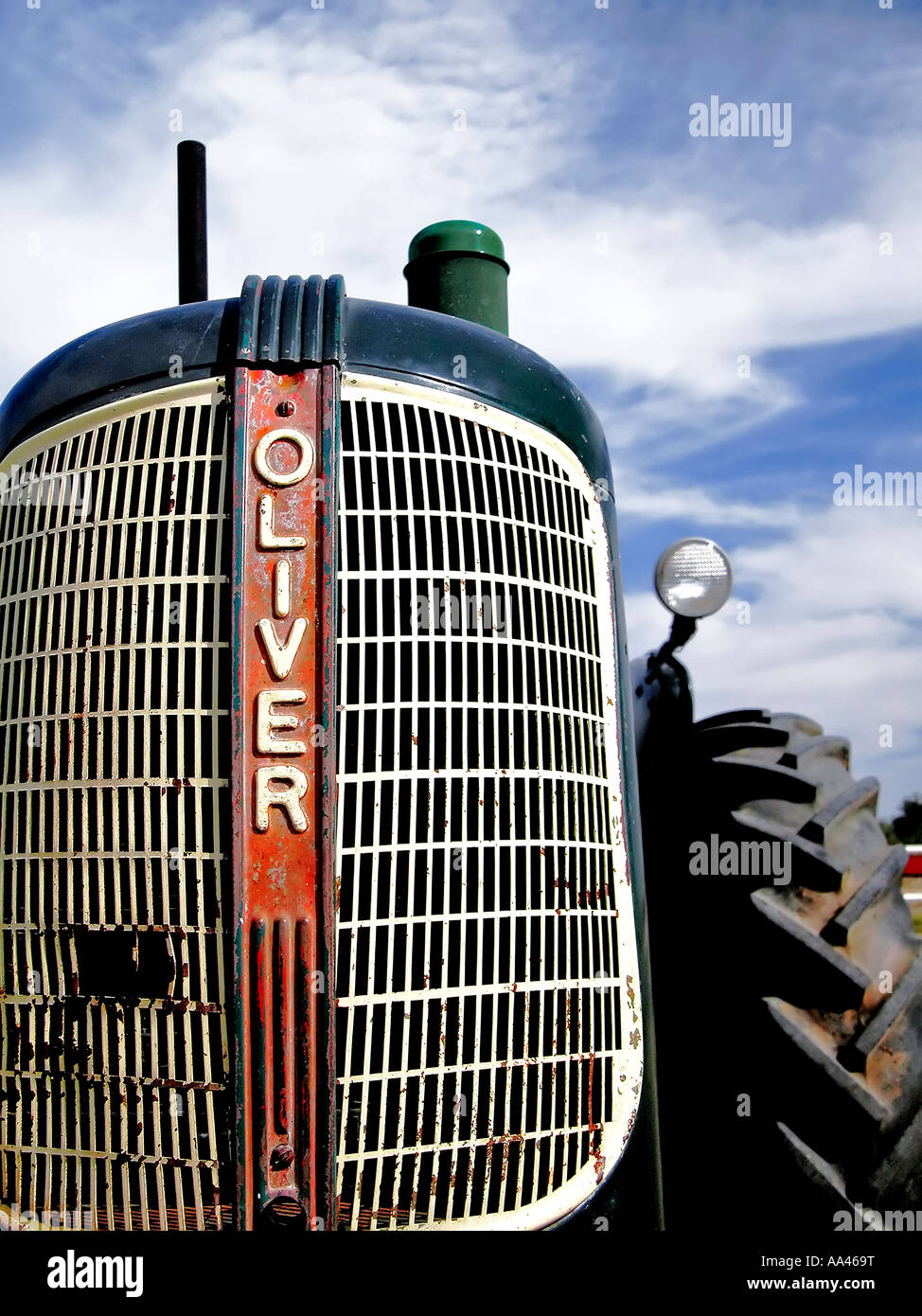 Vordere Viewivew Vintage grün rot-weiß Oliver Traktor mit bewölktem Himmel im Hintergrund alte Dreschmaschinen Tage genommen Stockfoto