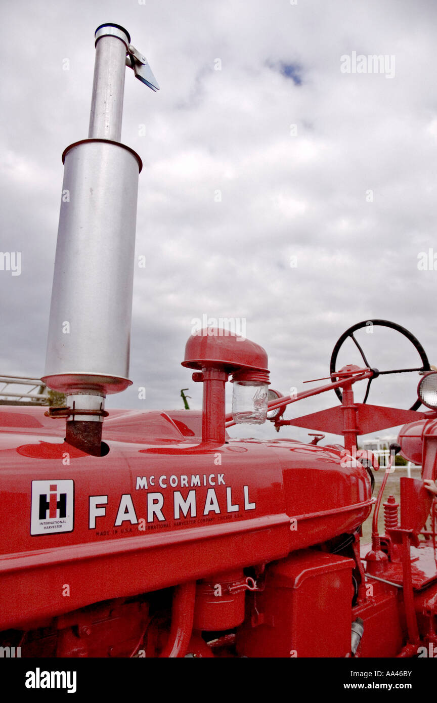 Vintage rot International Harvester McCormick Farmall Traktor Fahrer Seitenansicht Stockfoto