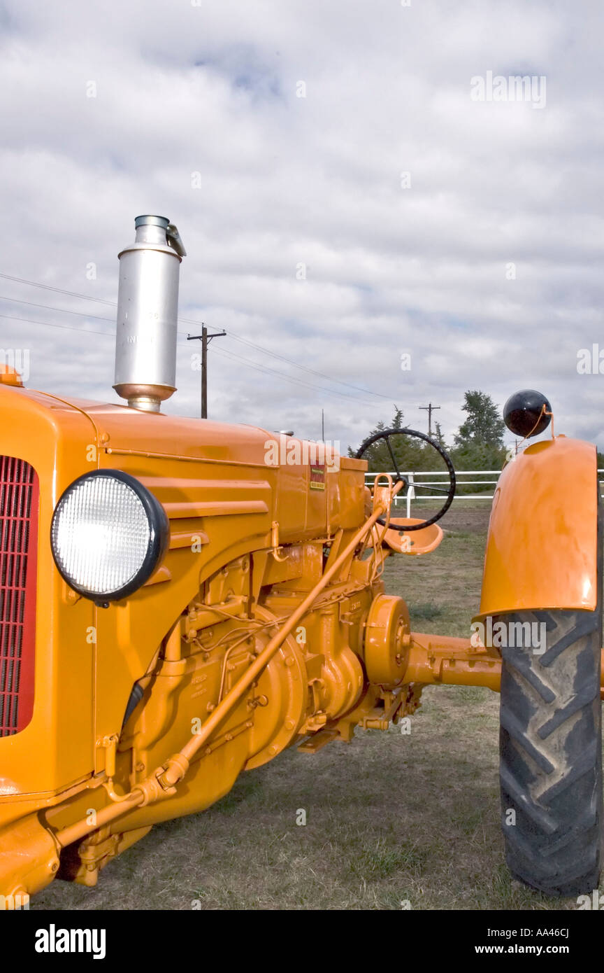 Vintage gelb orange Minneapolis Moline Traktor front Treiber Seite Vew am Yuma County Colorado alte Dreschmaschinen Tag Stockfoto