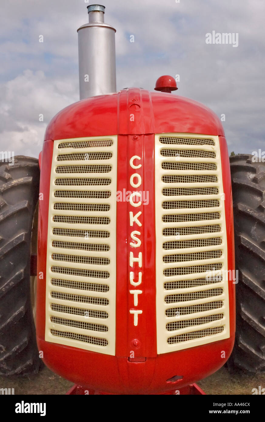 Front-End-Blick auf einem Oldtimer-Traktor eine Cockshutt bemalt rot und Creme, am Yuma County Colorado alte Dreschmaschinen Tag Stockfoto