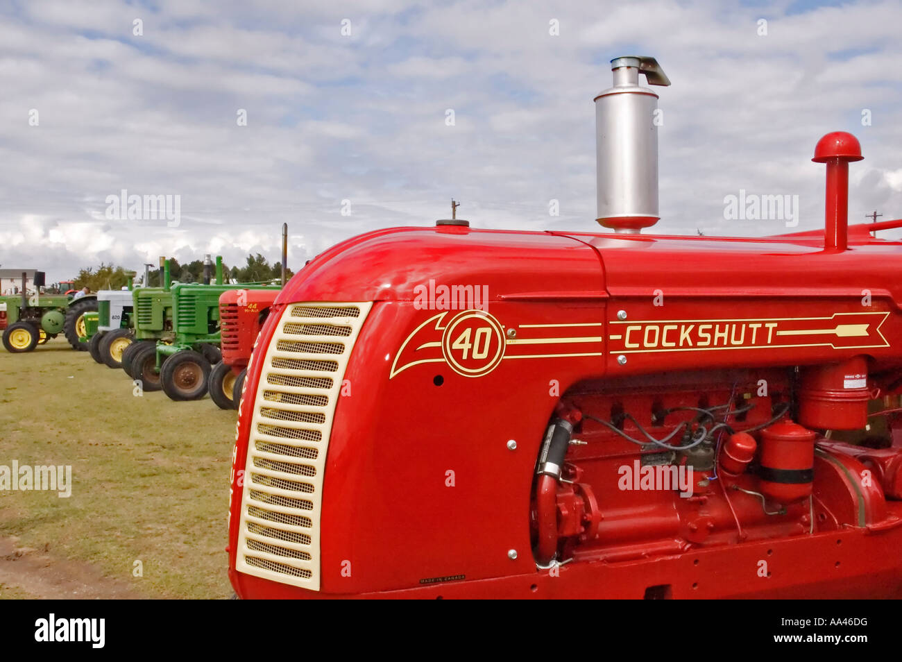 Vintage rot Cockshutt Traktor aus Fahrgastsicht Seite mit anderen Oldtimer-Traktoren im Hintergrund, die Yuma County zo Stockfoto