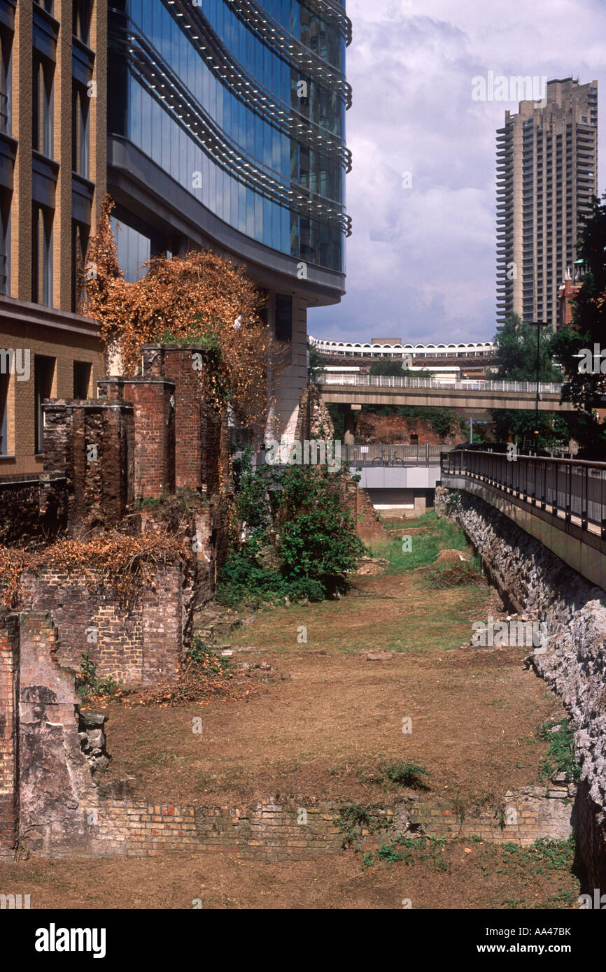 Korridor Erhaltung archäologischer & industrielle Überreste der römischen Kastellmauer und mittelalterliche und viktorianischen Stiftungen, London Wall Stockfoto