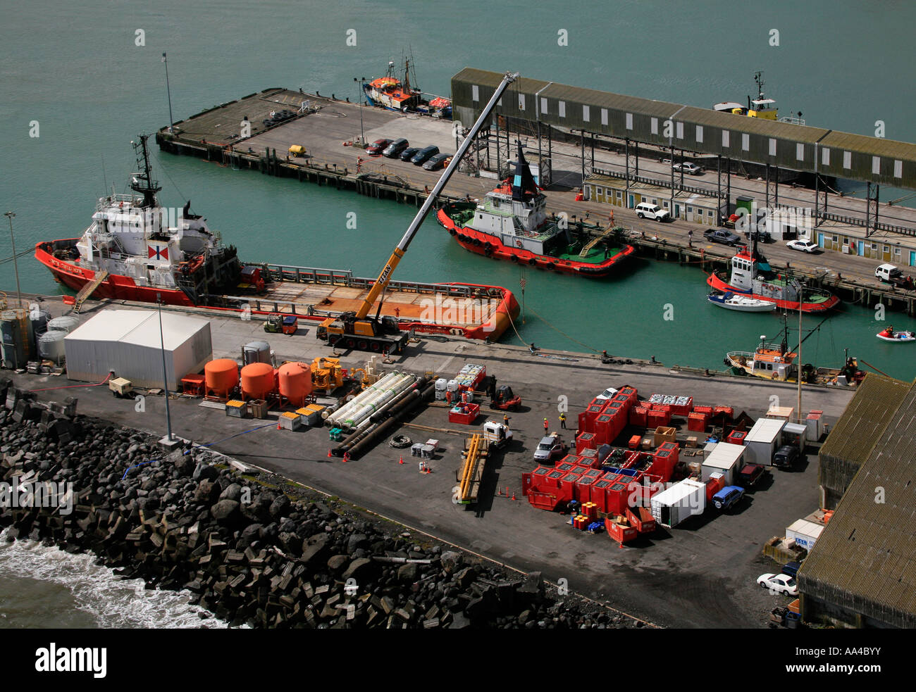 Arbeiten Boote liegen neben einem Kai eines Öl-Depots bei Port Taranaki Neuseeland Stockfoto