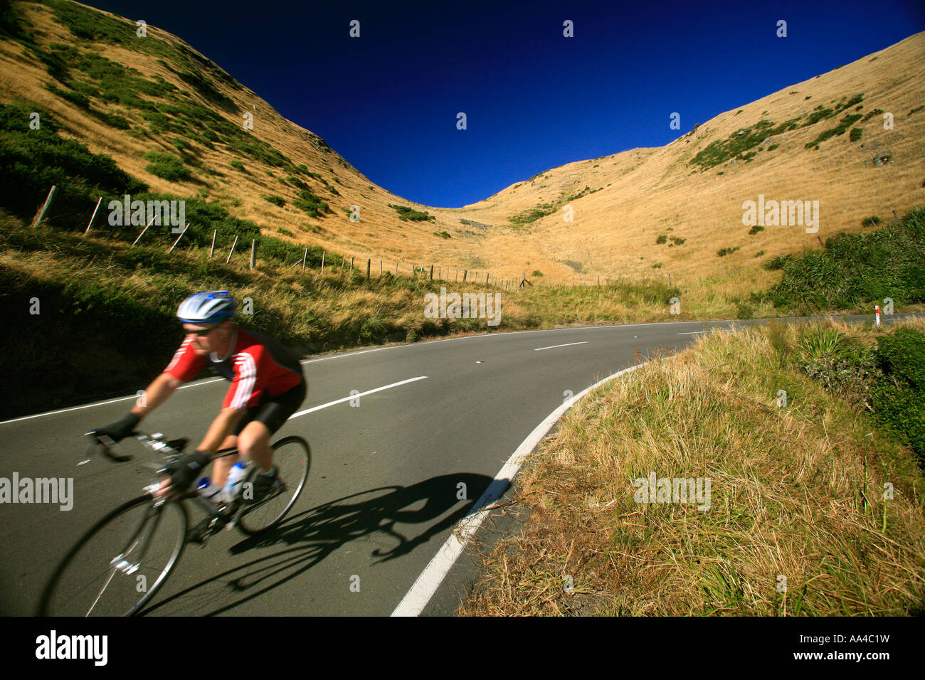 Ein Mann macht einen schnelle downhill Fahrrad-Abstieg über den Paekakariki Hügel in der Nähe von Wellington New Zealand Stockfoto