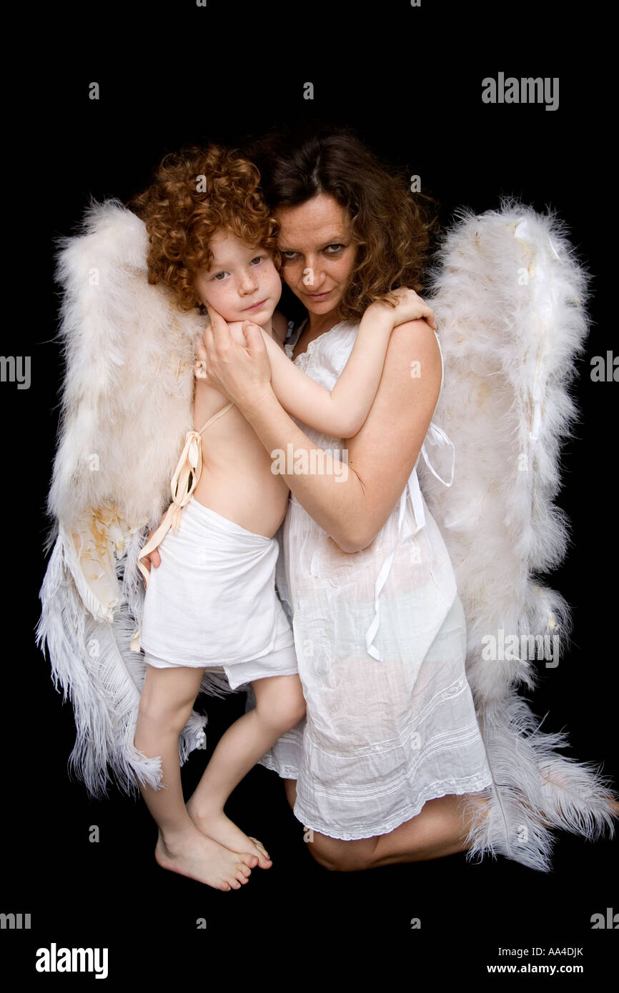 Mutter und Sohn mit Engelsflügeln Stockfoto