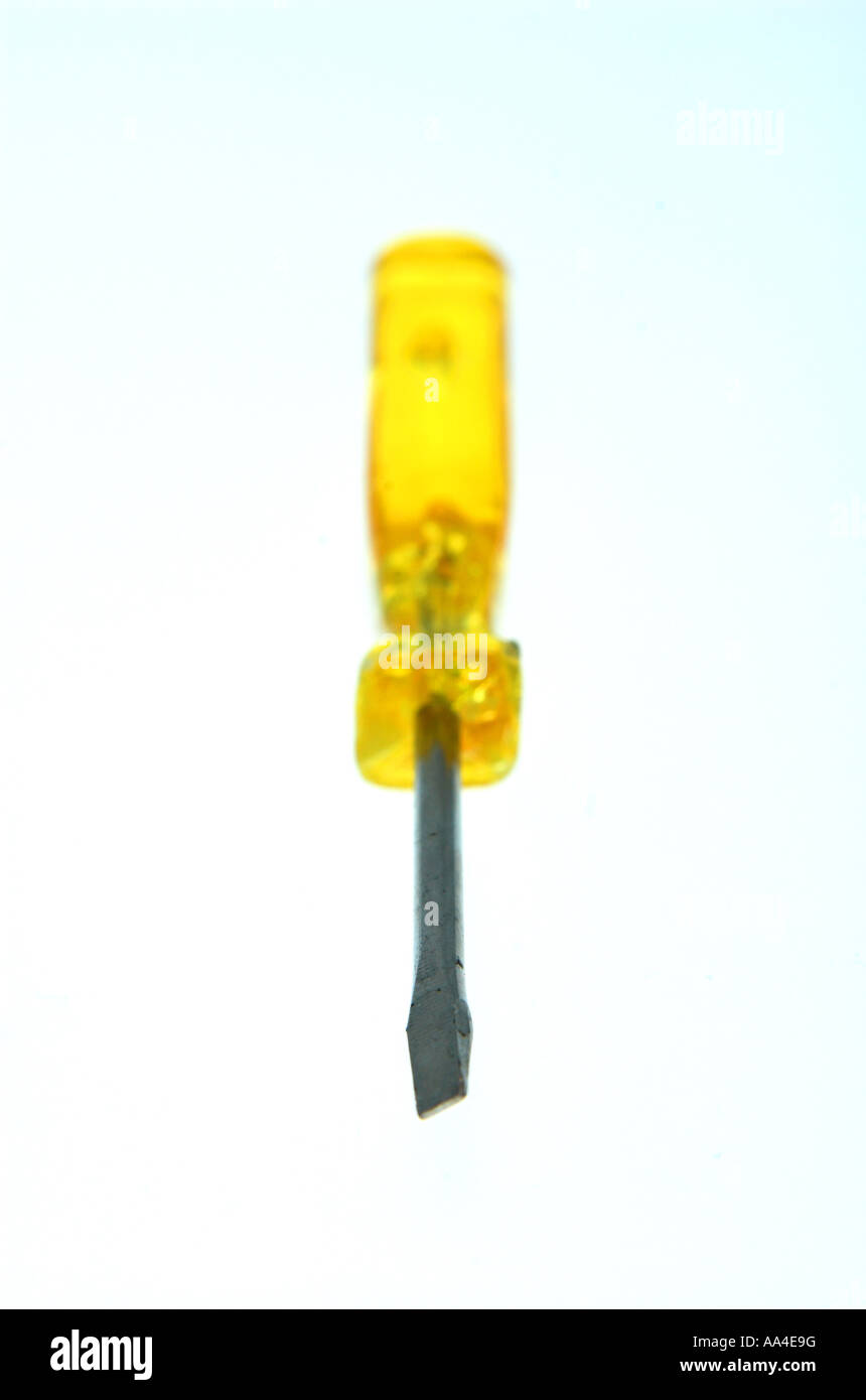 Ausschnitt des kleinen Schraubendreher mit gelbem Griff Stockfoto