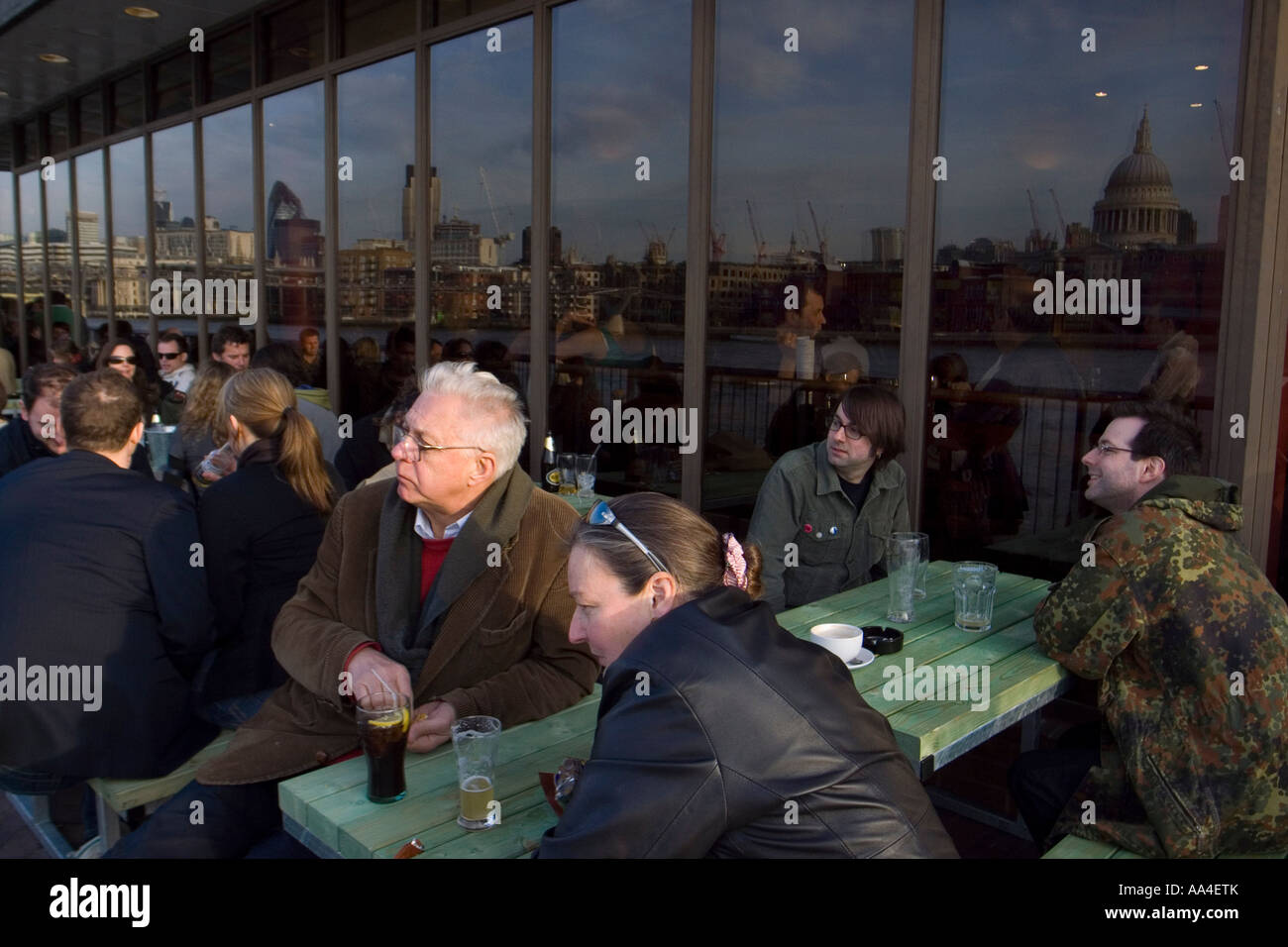 Menschen im London pub Stockfoto