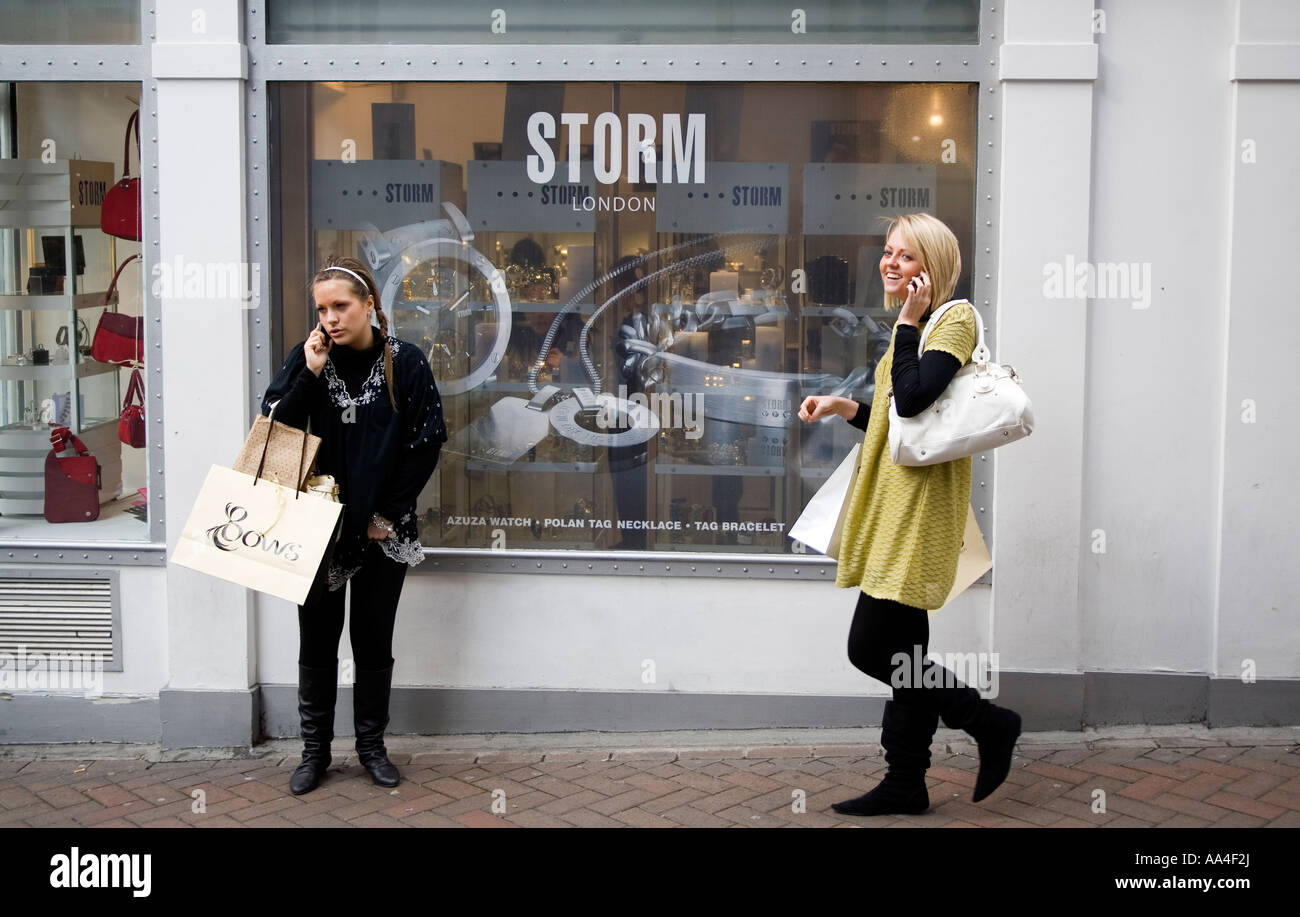 Mädchen auf Handy im Zentrum von London Stockfoto