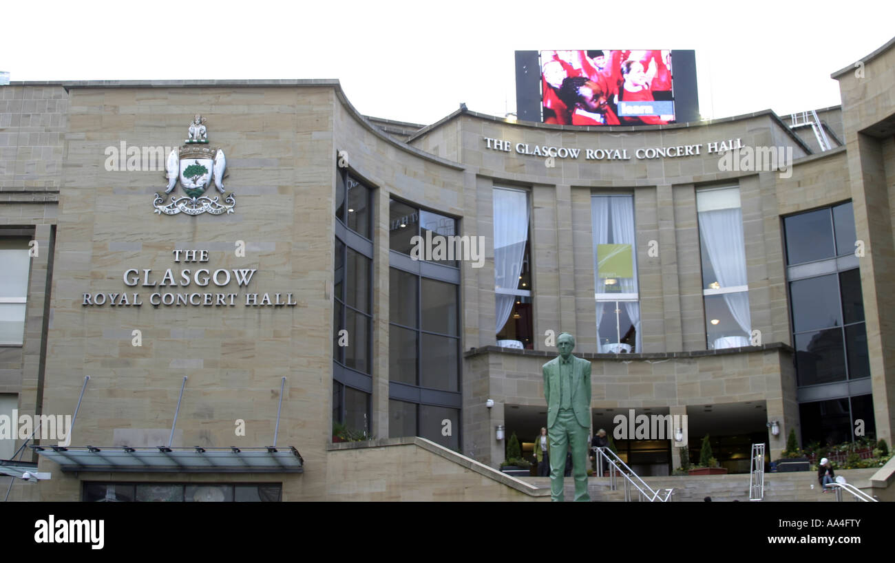 Die Statue von Donald Dewar vor der wichtigsten Royal Concert Hall an der Spitze der Buchanan Street Glasgow Stockfoto