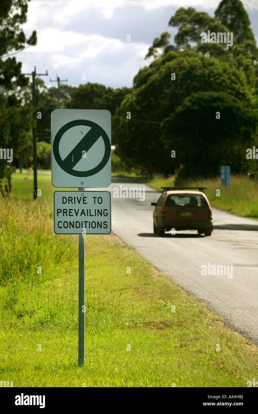 Ein Straßenschild in Australien fordert Autofahrer, je nach vorherrschenden Bedingungen zu fahren Stockfoto