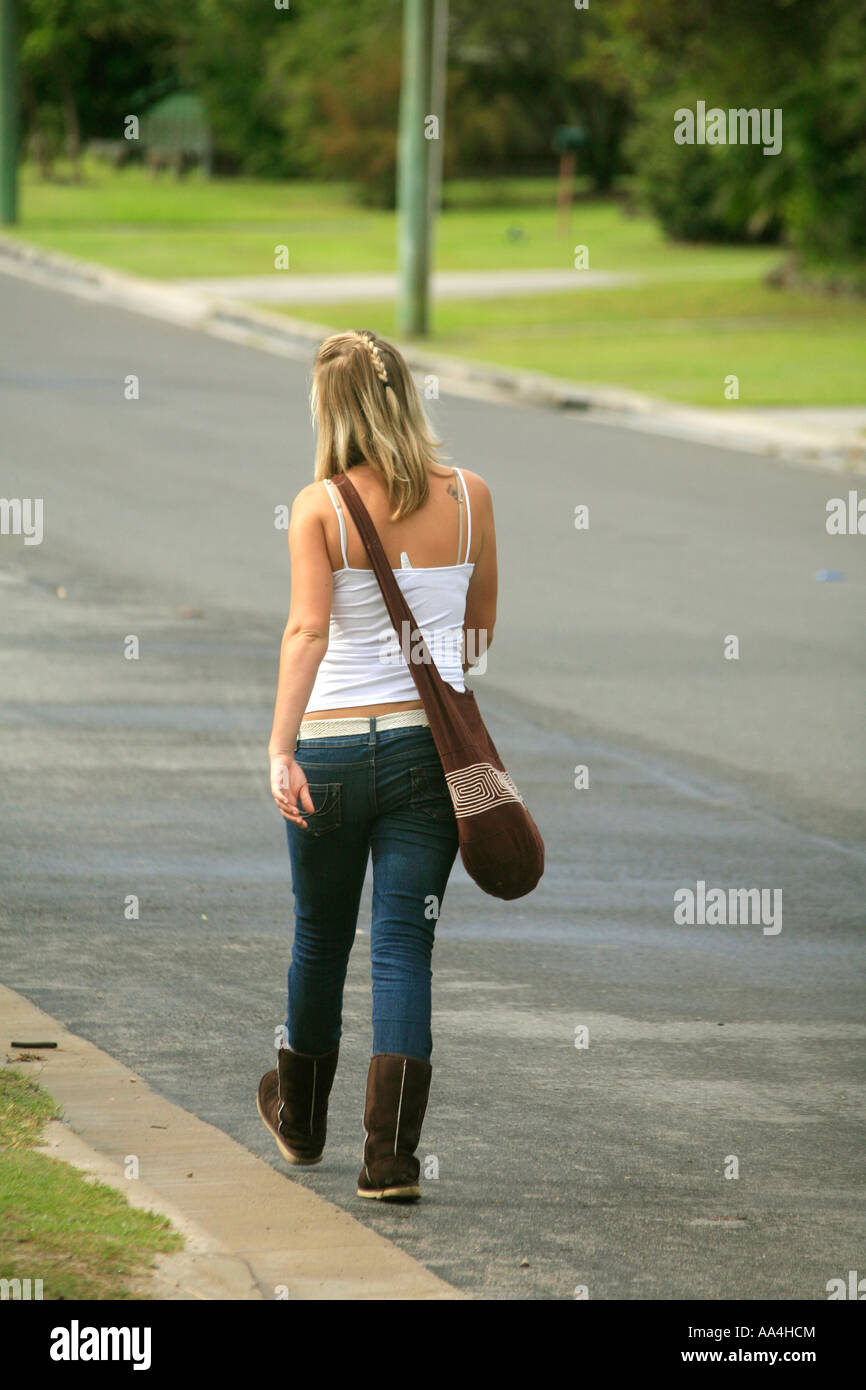 Eine junge Frau allein zu Fuß auf der Autobahn Stockfoto