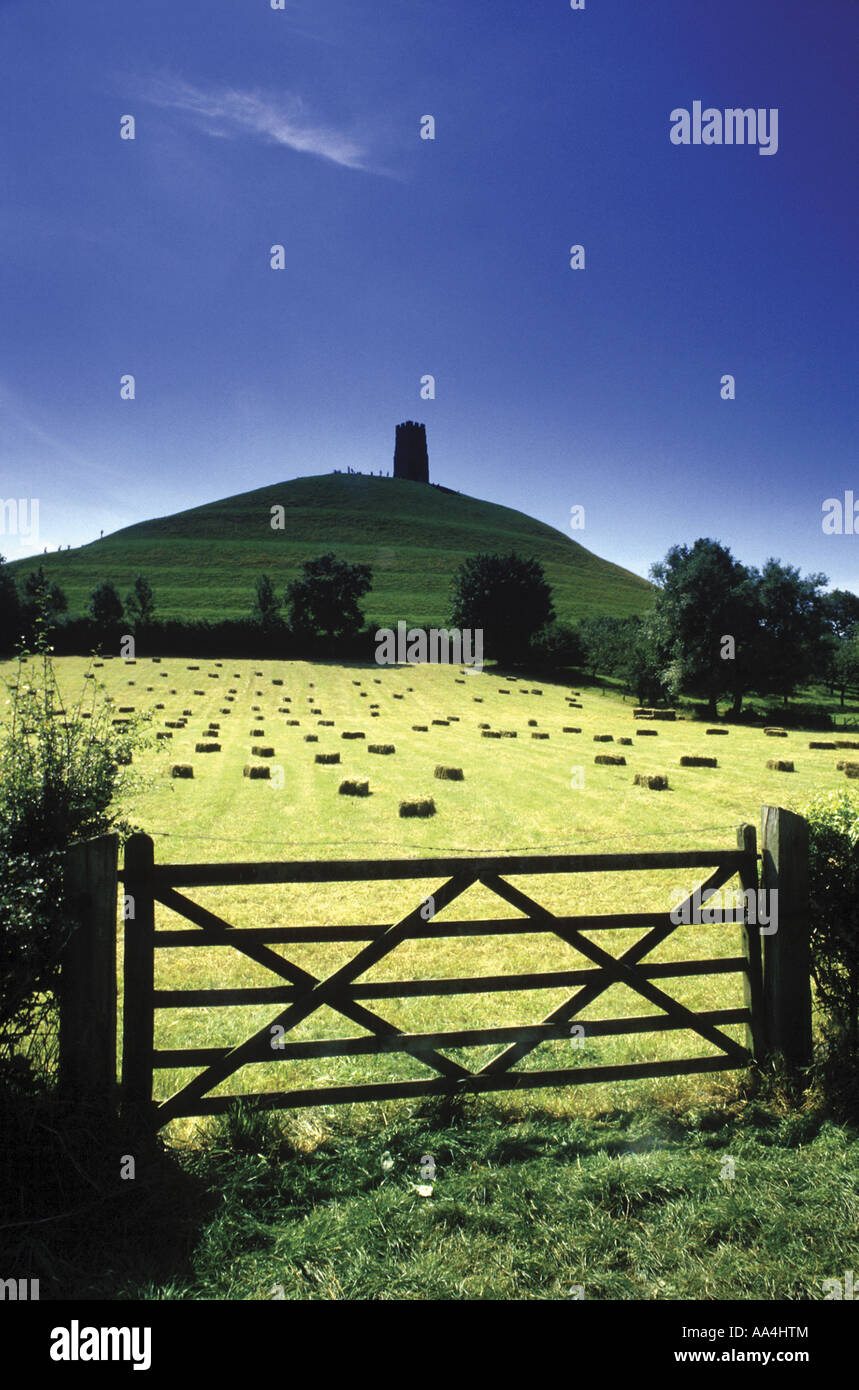 Glastonbury Tor und Feld von Heuballen Somerset England UK Stockfoto