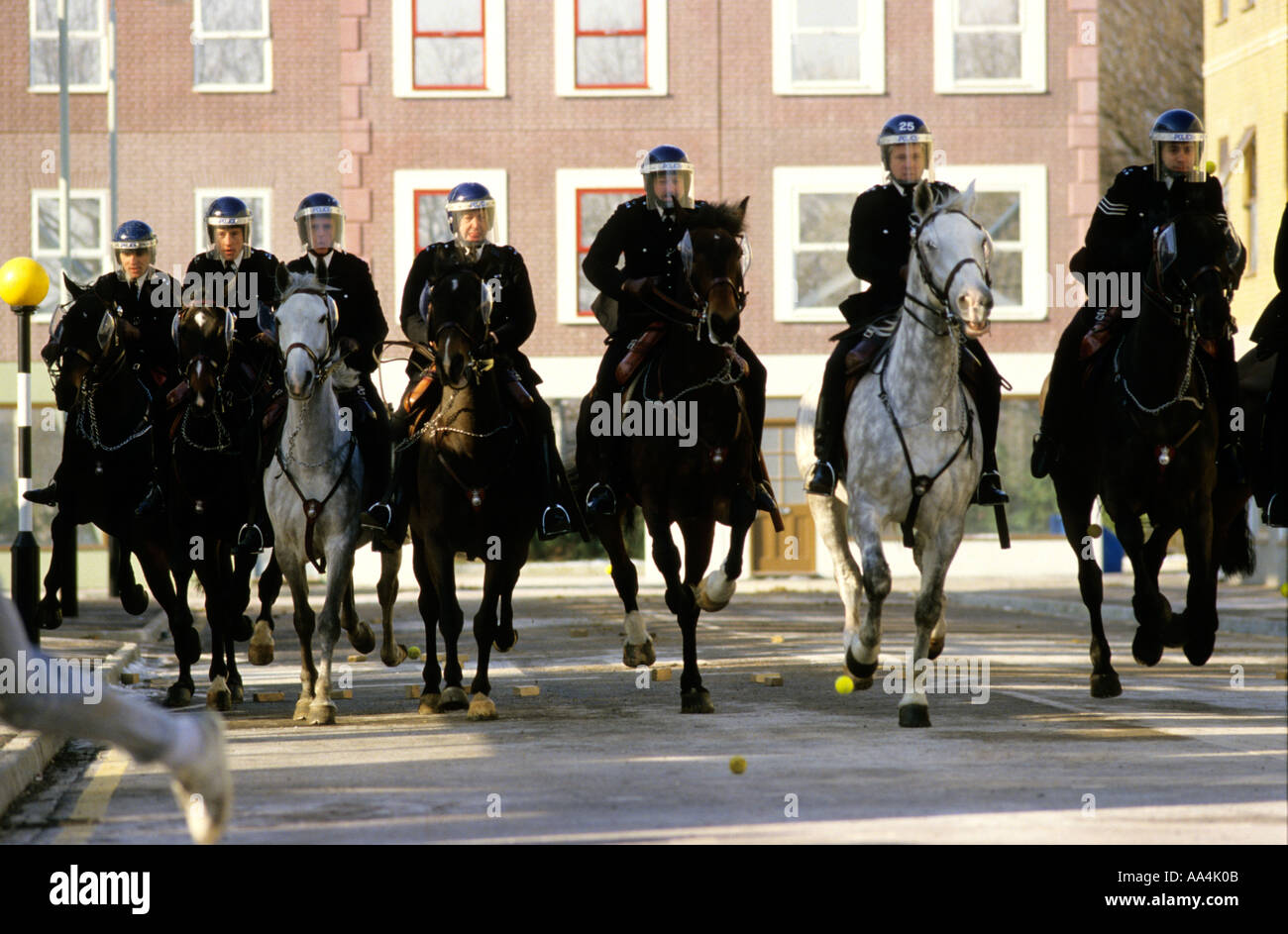 Polizei-Ausbildungszentrum in Hounslow, West London, England. Offiziere-Zug nach Baton runden und die Nutzung von Schilden Feuer. Stockfoto