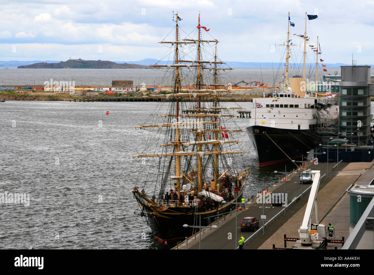 Ihrer Majestät Yacht HMY Britannia plus Segeln Schiff am Ocean Terminal, Leith, Edinburgh, Schottland. Stockfoto