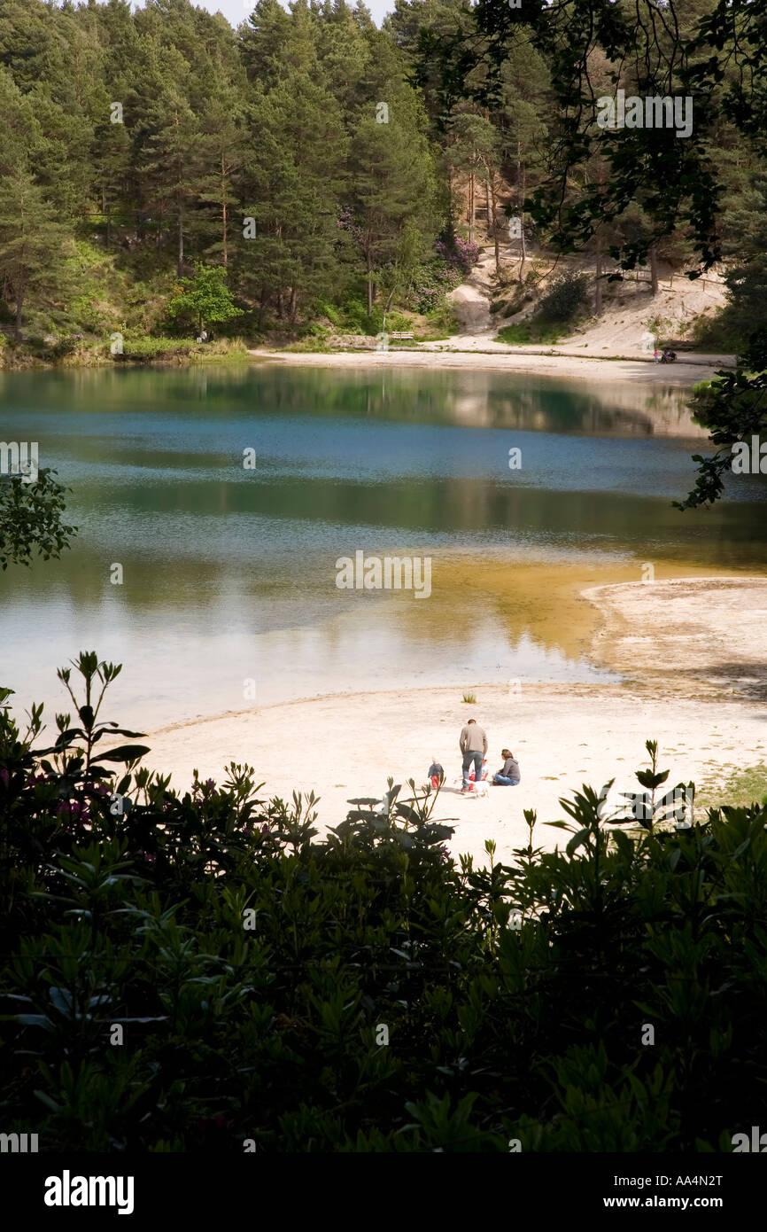 Die blauen Pool Wareham Dorset UK, Familie mit drei genießen Sommertag Stockfoto