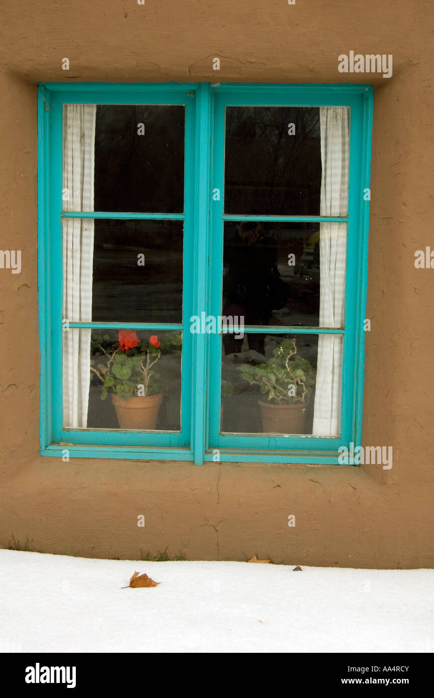 Adobe-Fenster mit blauen Schärpe Stockfoto