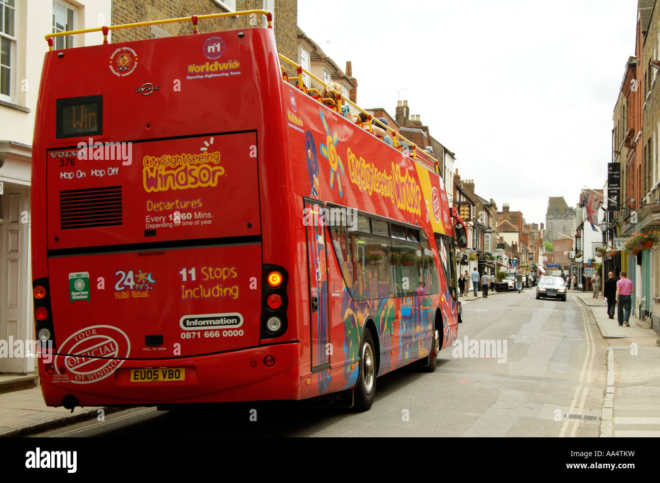 Tourbus in engen High Street Eton auf dem Weg zu Windsor England UK Stockfoto