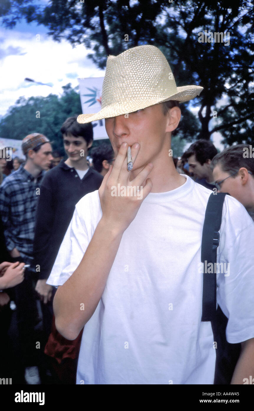 Paris FRANKREICH, junger Mann, der Haschisch raucht, Marijuana Drogen in Zigaretten bei der Demonstration der Drogenlegalisierung, Protestteilnehmer, Protestverbot, Gras rauchen Stockfoto