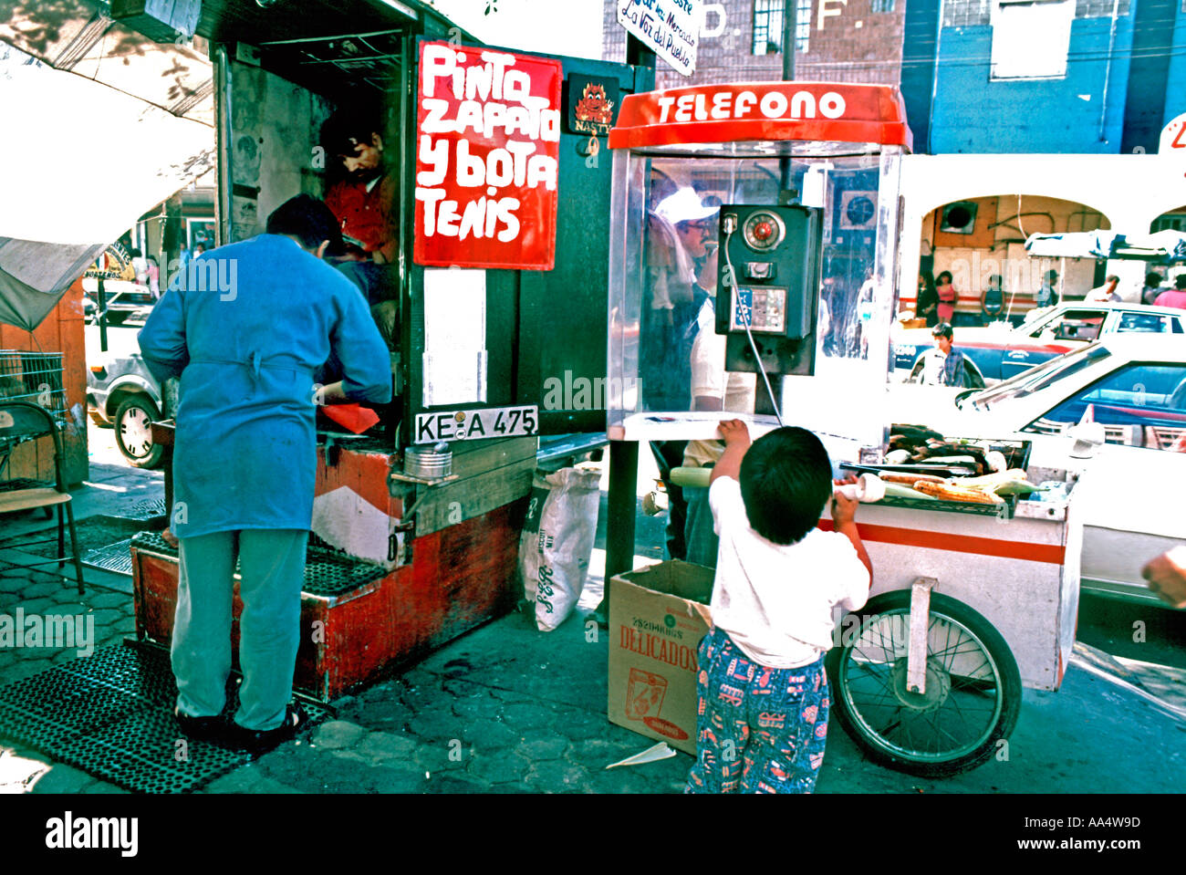 Tijuana Mexiko, "Straßenszene" "Schuhputzservice" "Kleinunternehmer" auf Bürgersteig Stockfoto