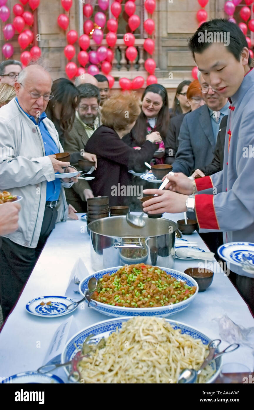 Paris Frankreich, Leute, die sich beim chinesischen Abendessen im Chinese Cultural Center 'Festival of Chinese Gastronomy' mit „chinesischem Essen“ bedienen Stockfoto