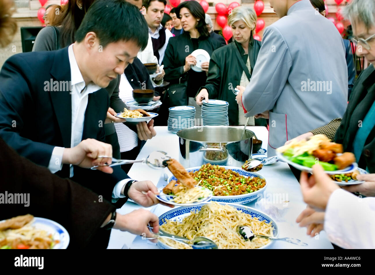 Paris Frankreich, chinesischer Mann wählt Essen im chinesischen Restaurant, chinesisches Gastronomiestuffet, ethnisches Festival, chinesisches Abendessen Stockfoto
