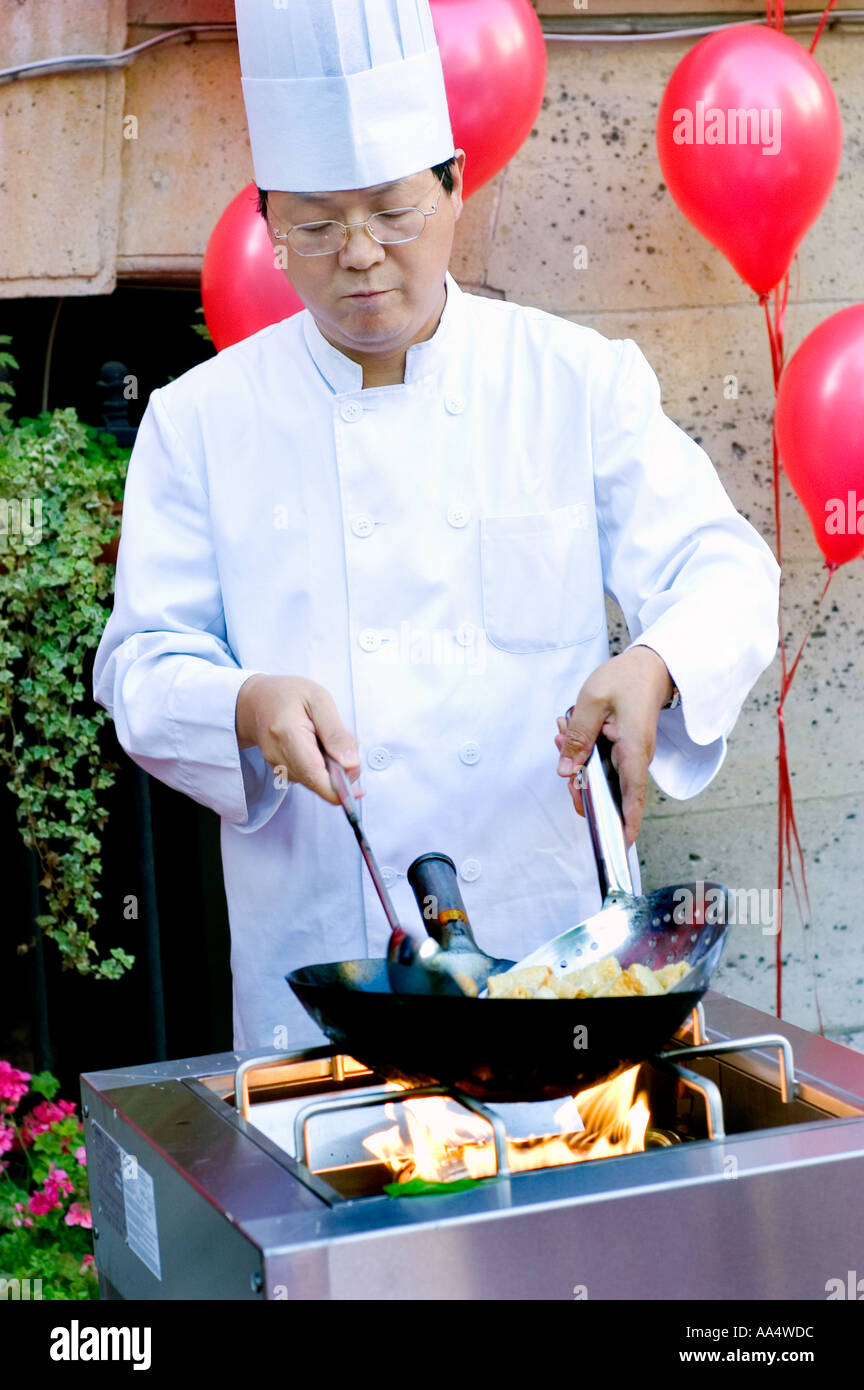 Paris Frankreich, Chinese man, Senior, Chef gibt chinesische Kochpräsentation Gourmet Chef, Restaurant frankreich Stockfoto
