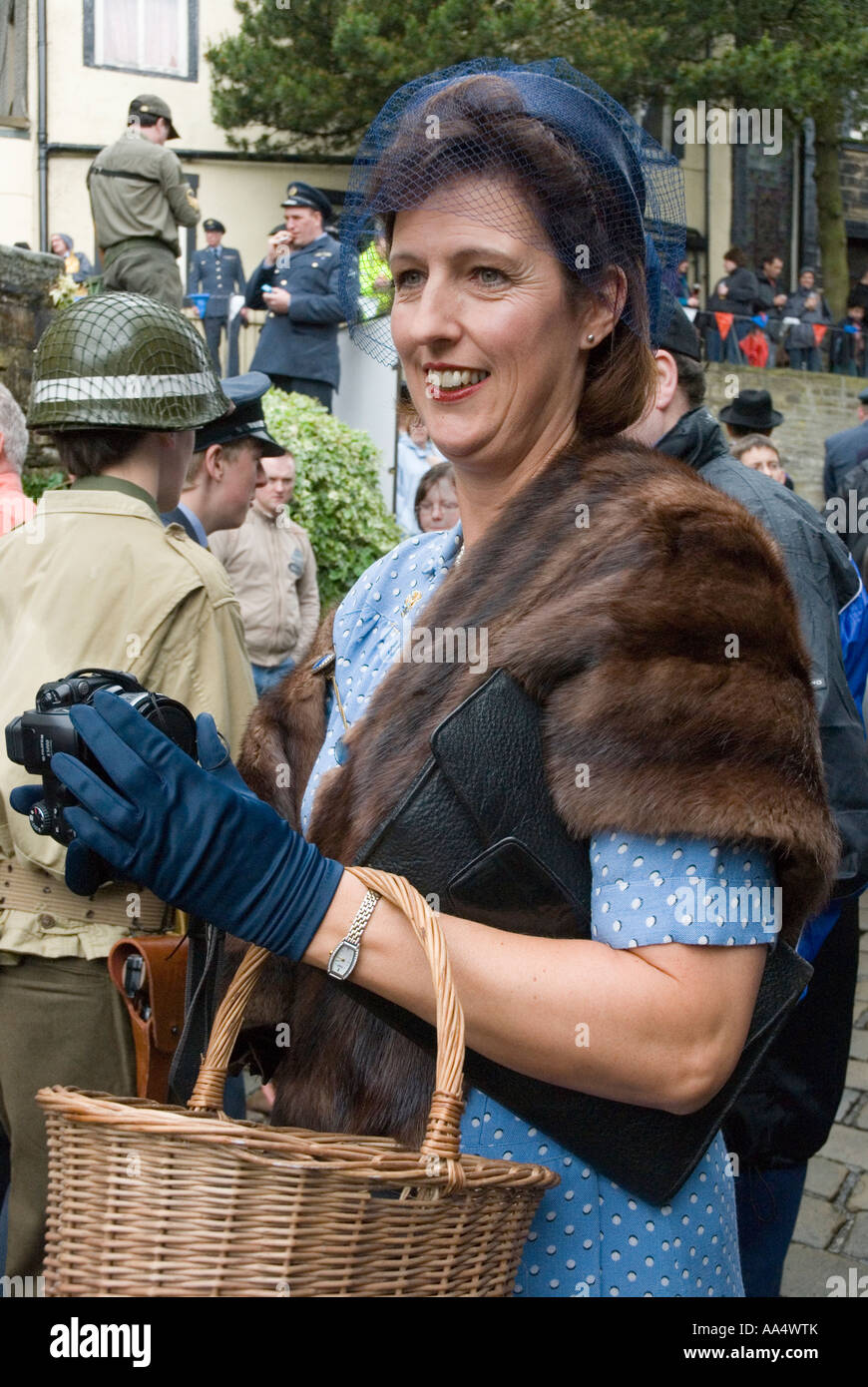 Frauen in historischen Kostümen bei einer 1940 s WW2 re Enactment Wochenende Haworth West Yorkshire Stockfoto